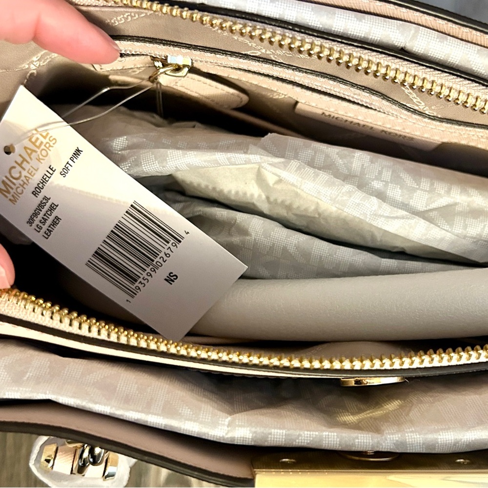 🌟NWT🌟Michael Kors Soft Pink Leather Shoulder Bag with Gold Hardware - Picture 2 of 8